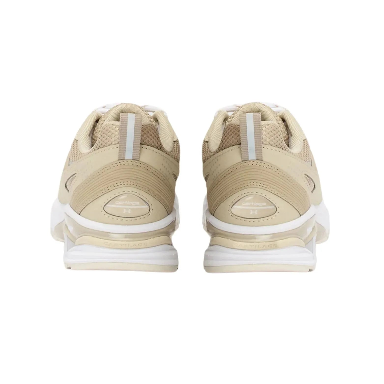 Οπίσθια προβολή του sneaker, με σταθερό κολάρο φτέρνας, έντονη σόλα και αναγνώσιμο branding στο πίσω μέρος.