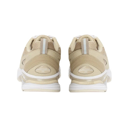 Οπίσθια προβολή του sneaker, με σταθερό κολάρο φτέρνας, έντονη σόλα και αναγνώσιμο branding στο πίσω μέρος.