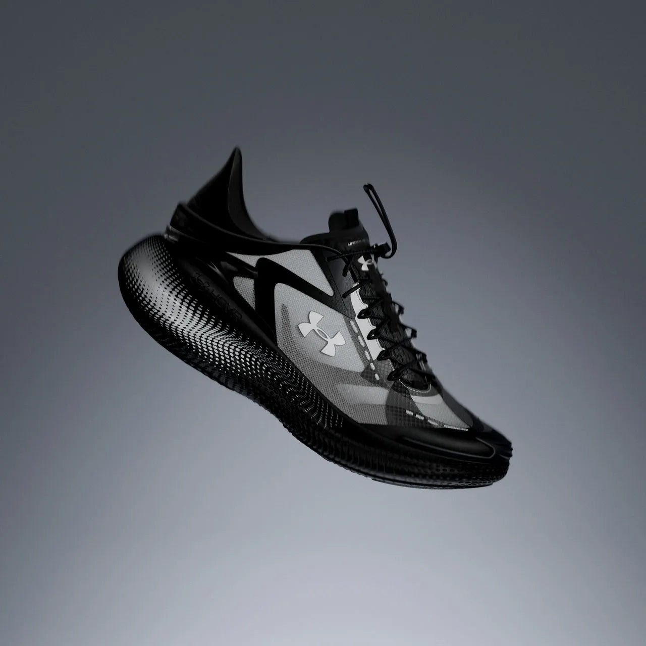 Under Armour Echo HOVR σε γκρι lifestyle φόντο – πλάγια αιωρούμενη λήψη με εμφανές το λογότυπο UA