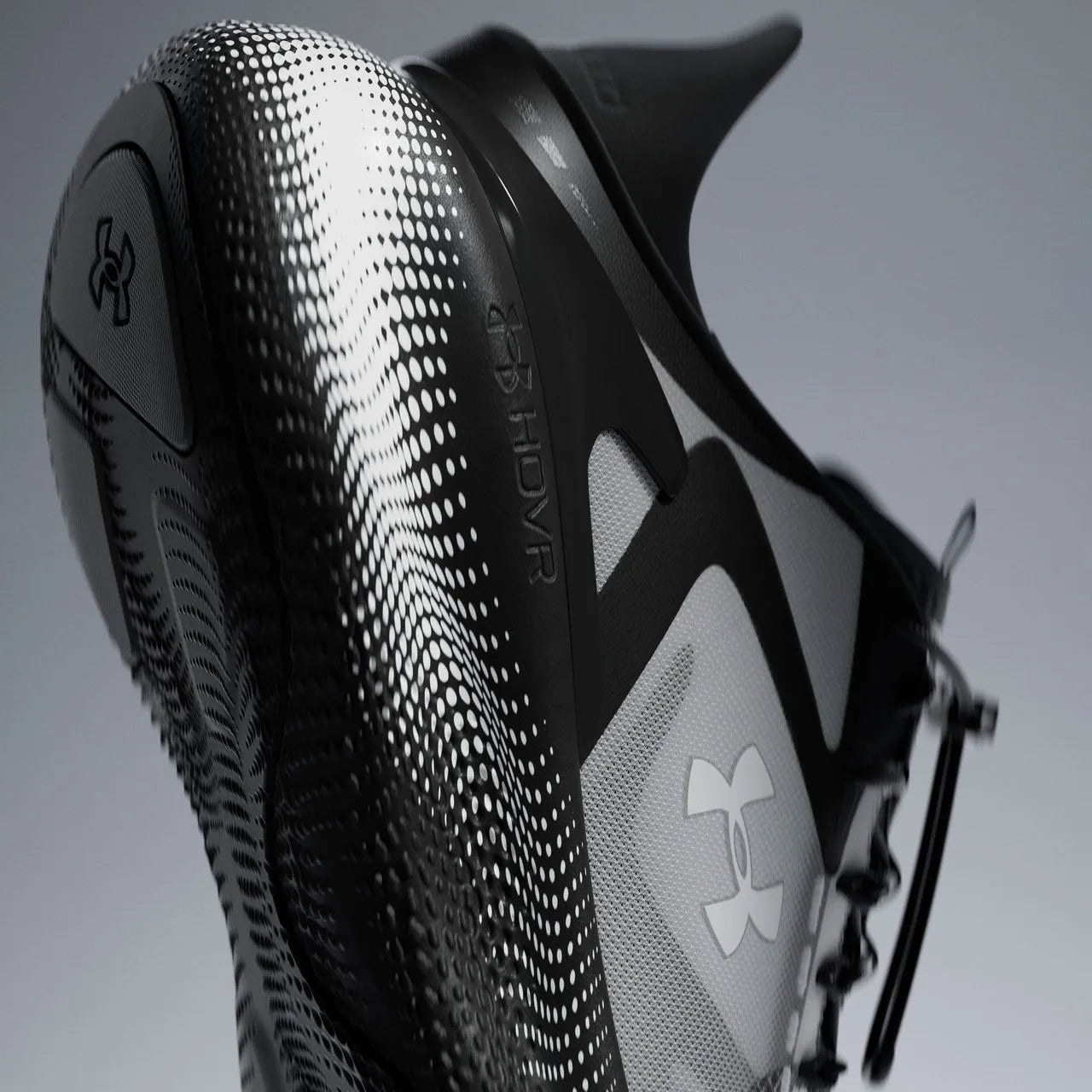 Under Armour Echo HOVR σε γκρι lifestyle φόντο – Κοντινή λήψη στην HOVR σόλα