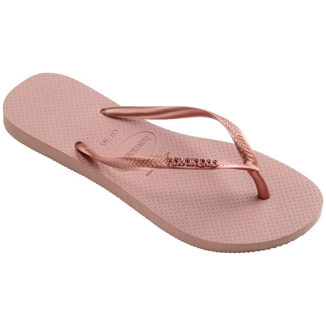 Hawaianas Rosa Crocus Slim Logo Metallic με κοντινή λήψη 3/4 και έμφαση στο λογότυπο

