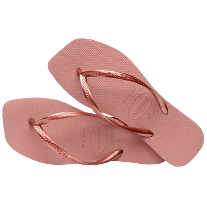  Ζευγάρι Havaianas Slim Square, πίσω λοξή όψη με τη μία σαγιονάρα ανάποδα