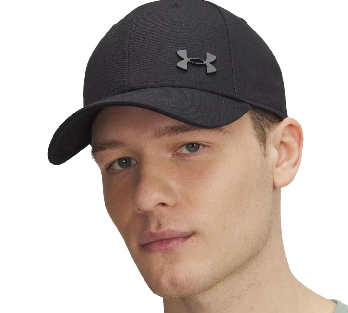  Καπέλο Under Armour Sportstyle Metal Adj φορεμένο, σε casual ανδρικό ή unisex look