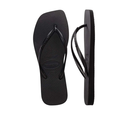  Ζευγάρι Havaianas Slim Square μαύρες, πίσω λοξή όψη με τη μία σαγιονάρα ανάποδα