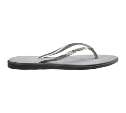 Πλάγια λήψη των Havaianas Slim Point FC σε ατσάλινο γκρι – λεπτό λουράκι και διακριτικό μεταλλικό φινίρισμα