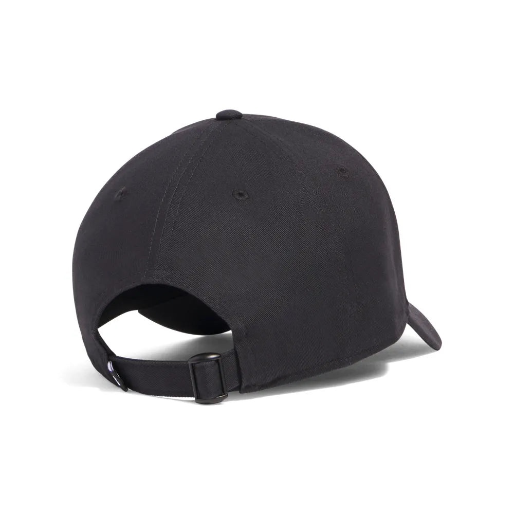  Πίσω όψη του μαύρου καπέλου Under Armour με ρυθμιζόμενο μεταλλικό κούμπωμα