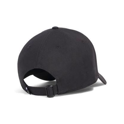  Πίσω όψη του μαύρου καπέλου Under Armour με ρυθμιζόμενο μεταλλικό κούμπωμα