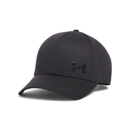  Καπέλο Under Armour Sportstyle Metal Adj μαύρο, πλάγια γωνία που δείχνει το κυρτό γείσο και το λογότυπο