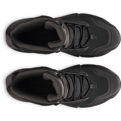  Μαύρες μπότες Under Armour Valsetz, λήψη από πάνω με εστίαση στο άνοιγμα και τα κορδόνια