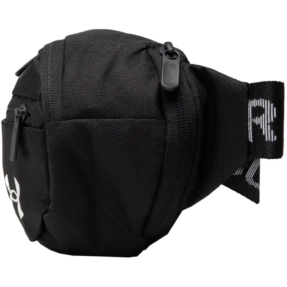 Under Armour Flex Waist Bag σε πλάγια θέαση, λεπτομέρεια στη ρυθμιζόμενη ζώνη