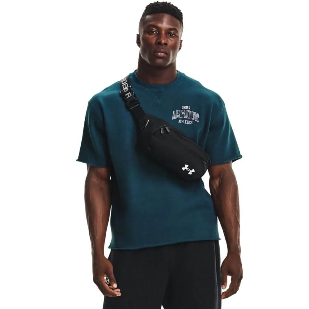  Under Armour τσαντάκι μέσης φορεμένο, σε καθημερινό αθλητικό look