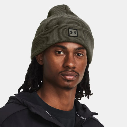  Under Armour Halftime Cuff Beanie Γκρι – Φορεμένος σκούφος σε μοντέλο, δείχνει εφαρμογή και casual αθλητικό στυλ