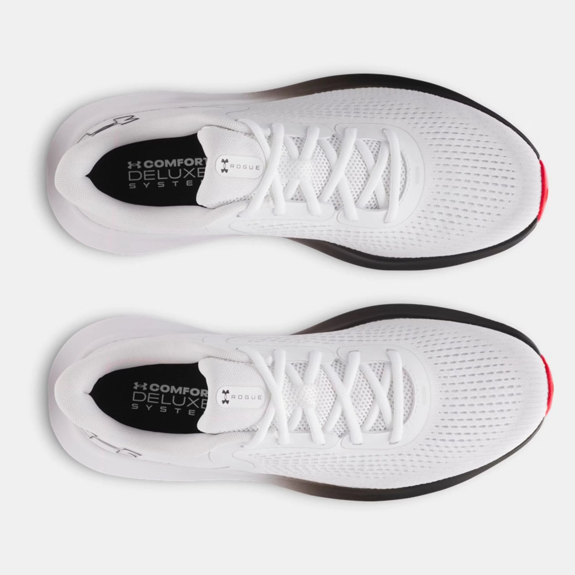 Άποψη από πάνω του Under Armour UA Charged Rogue 5 που δείχνει τη φόρμα του παπουτσιού, τη γλώσσα με το λογότυπο και τη σόλα με ανατομικό σχήμα.